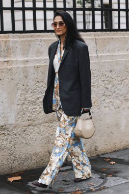 Paris, Fransa - 02 Mart 2019: Sokak stili kıyafet - Paris Moda Haftası sırasında bir defile önce - Pfwfw19