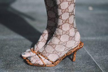 Paris, Fransa - 04 Mart 2019: Sokak stili kıyafet - Gri Tayt, Paris Moda Haftası sırasında bir defile sonra ayrıntılı Gucci Tarafından Ayakkabı - Pfwfw19
