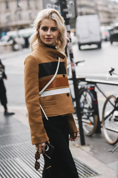 Париж Франция Марта 2019 Года Уличный Стиль Одежды Кэролайн Даур — стоковое фото