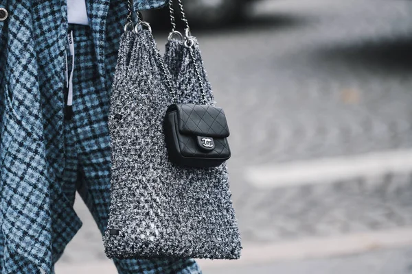 Paris França Março 2019 Roupa Rua Mulher Vestindo Bolsa Chanel — Fotografia de Stock