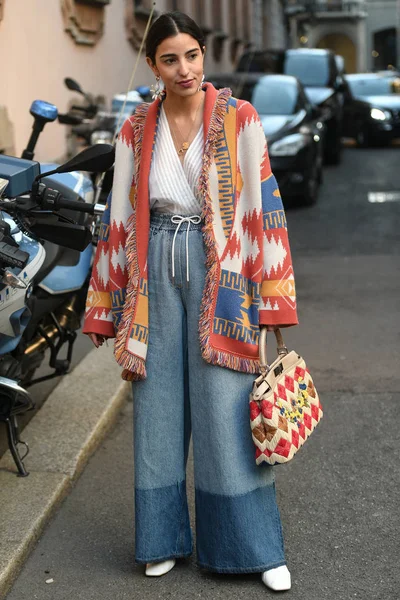 Milano, İtalya - 21 Şubat 2019: Milano Moda Haftası'nda bir defileden sonra sokak stili Kıyafet - Mfwfw19