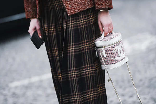París Francia Marzo 2019 Traje Calle Mujer Con Bolso Chanel —  Fotos de Stock