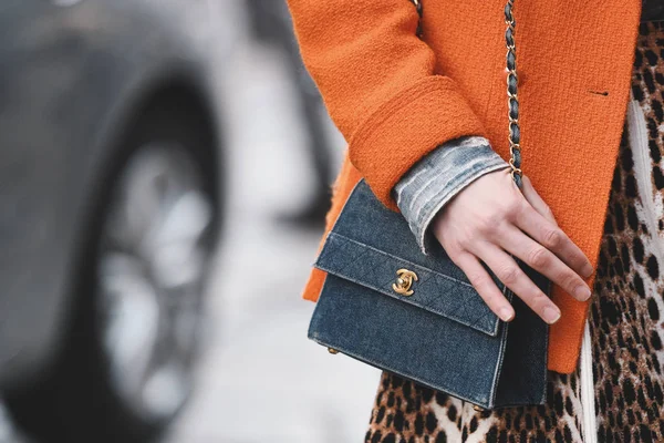 Milano Febbraio 2019 Ragazza Con Borsa Chanel Outfit Street Style — Foto Stock