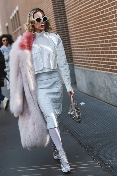 Мілан Італія Лютого 2019 Вуличний Стиль Жінка Носить Fendi Перед — стокове фото