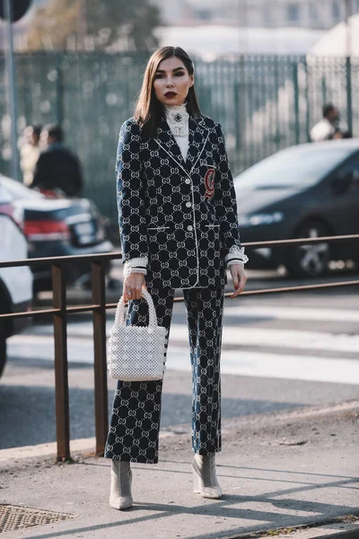 Milaan Italië Februari 2019 Streetstyle Outfits Meisje Een Gucci Outfit — Stockfoto