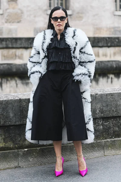 Parijs Frankrijk Maart 2019 Streetstyle Outfit Van Smyrniotaki Een Modeshow — Stockfoto