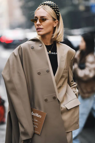 Milán Italia Febrero 2019 Street Style Mujer Vestida Con Balenciaga —  Fotos de Stock