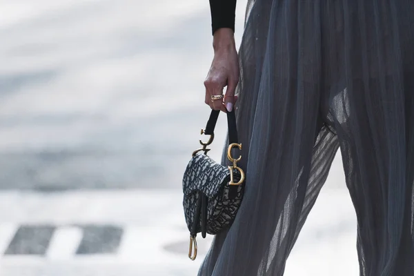 Мілан Італія Лютого 2019 Стиль Вулиці Деталь Dior Гаманець Перед — стокове фото