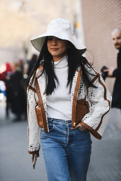 Milán Italia Febrero 2019 Street Style Mujeres Que Llevan Impermeable — Foto de Stock