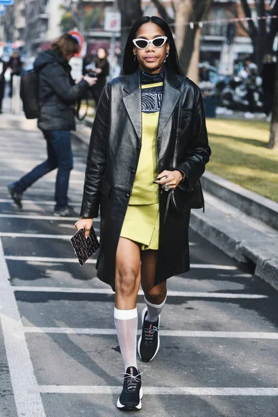 意大利米兰 2019年2月21日 在米兰时装周期间时装秀后 街头时尚女性穿着普拉达外套 Mfwfw19 — 图库照片