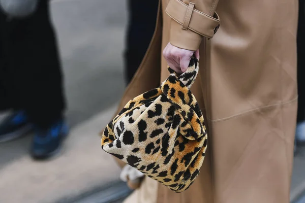 意大利米兰 2019年2月24日 米兰时装周期间时装秀后街头时尚动物印花手袋详情 Mfwfw19 — 图库照片