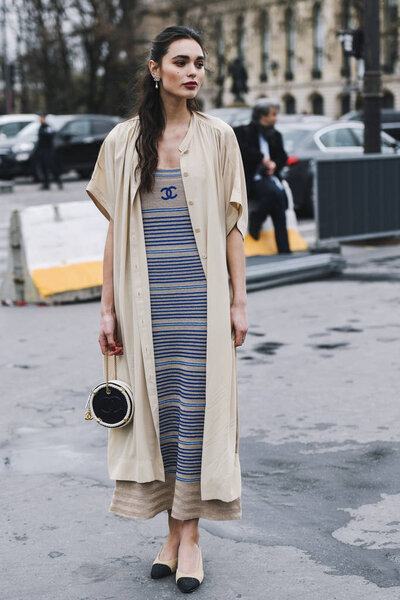 Париж, Франция - 05 марта 2019 года: Уличный наряд перед показом мод во время Недели моды в Милане - PFWFW19
