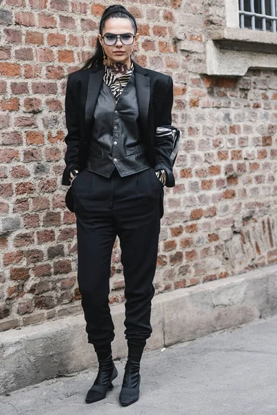 意大利米兰 2019年2月23日 在米兰时装周期间的时装秀后 街头风格影响者多伊娜 乔巴努 Mfwfw19 — 图库照片
