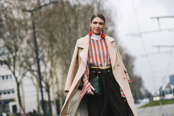 Paris France Mars 2019 Tenue Street Style Landiana Cerciu Devant — Photo