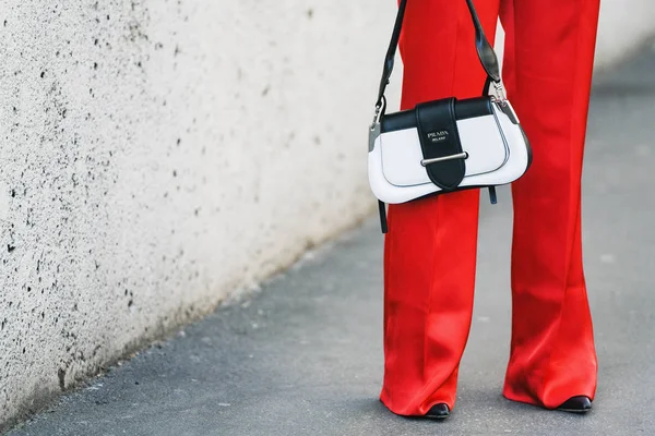 Mailand Italien Februar 2019 Streetstyle Outfit Prada Handtasche Nach Einer — Stockfoto