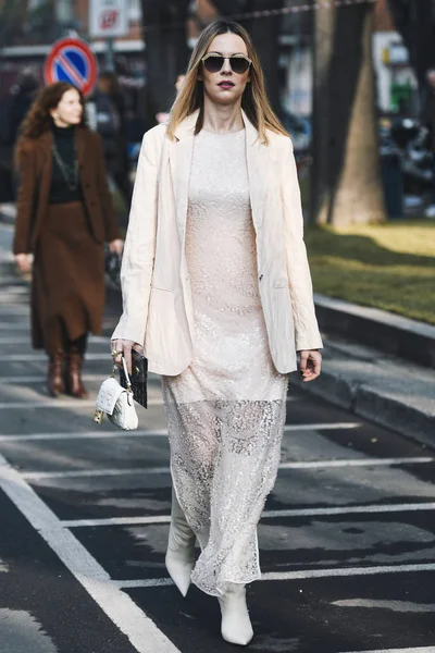 Milan Italien Februari 2019 Street Style Kvinna Klädd Fendi Handväska — Stockfoto