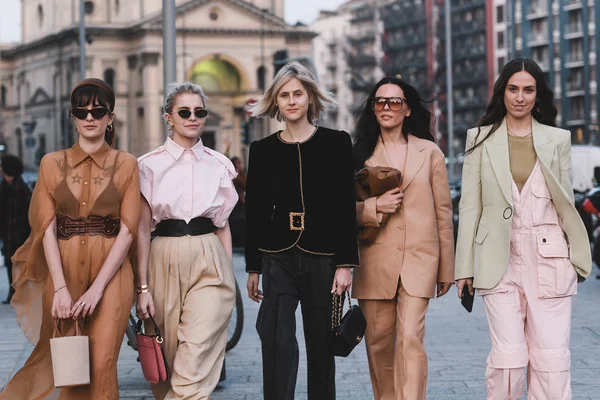 Milano Italia Februarie 2019 Costume Stil Stradal Modele Bloggeri Influenceri — Fotografie, imagine de stoc