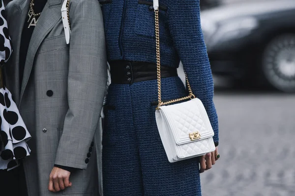 法国巴黎 2019年3月5日 街头时尚服装 在巴黎时装周时装秀后穿着香奈儿钱包的女人 Pfwfw19 — 图库照片