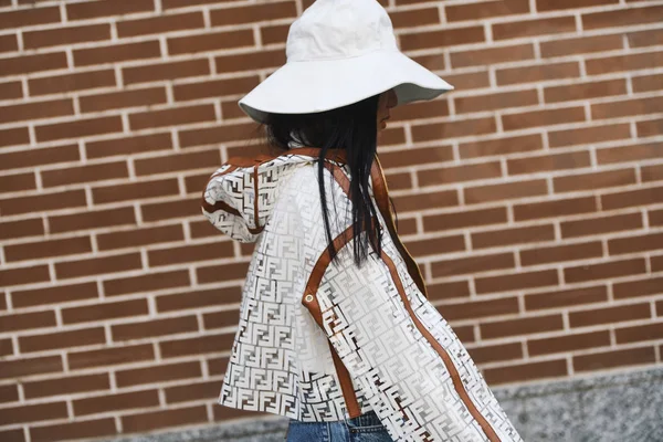 Milan Italië Februari 2019 Streetstyle Vrouwen Dragen Een Fendi Regenjas — Stockfoto