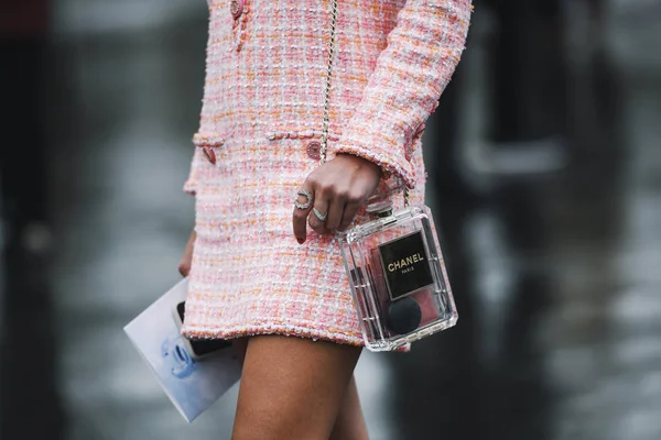 Paris, Fransa - 05 Mart 2019: Milano Moda Haftası'nda bir defile öncesi sokak stili kıyafet - Pfwfw19
