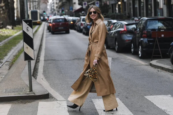 Milano, İtalya - 24 Şubat 2019: Milano Moda Haftası'nda bir defileden sonra sokak stili Kıyafet - Mfwfw19