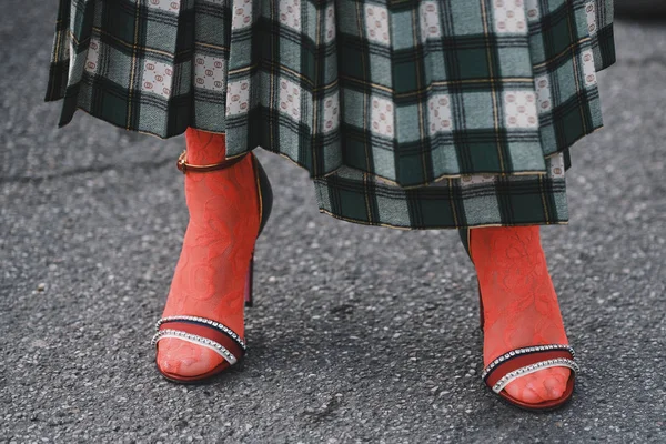 Milano, İtalya - 20 Şubat 2019: Sokak stili - Milano Moda Haftası sırasında bir defile sonrası Gucci giyen kadın - Mfwfw19