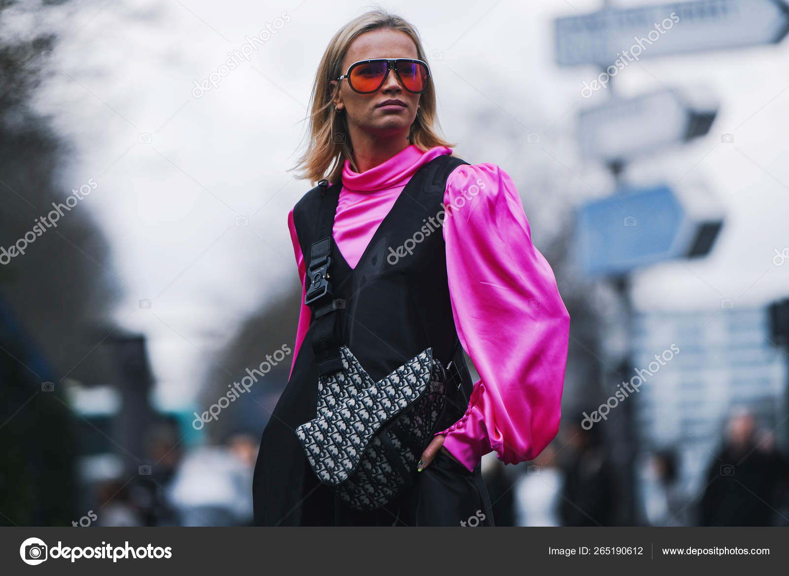 Foto de Paris, France - March 5, 2019: Street style - Chanel outfit before  a fashion show during Paris Fashion Week - PFWFW19 do Stock