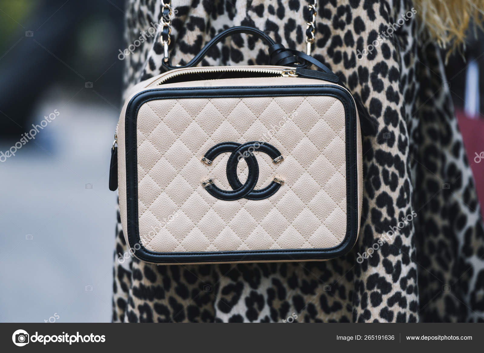 Paris França Março 2019 Roupa Rua Mulher Vestindo Bolsa Chanel — Fotografia  de Stock Editorial © AGCreativeLab #265191636