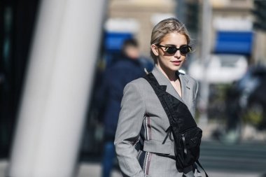 Milano, İtalya - 22 Şubat 2019: Milano Moda Haftası'nda bir defile öncesi Sokak stili Kıyafet - Mfwfw19