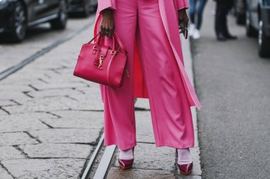 Milano, İtalya - 23 Şubat 2019: Milano Moda Haftası sırasında bir defile sonrası Sokak stili Ysl çanta detayı - Mfwfw19