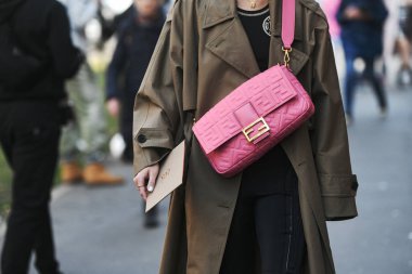 Milano, İtalya - 21 Şubat 2019: Milano Moda Haftası'nda bir defile öncesi sokak stili Fendi çanta detayları - Mfwfw19