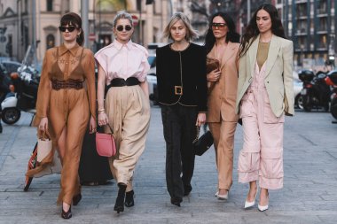 Milano, İtalya - 20 Şubat 2019: Milano Moda Haftası'nda bir defile öncesi sokak stili kıyafetler - modeller, blogcular ve etkileyiciler - Mfwfw19
