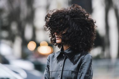 Paris, Fransa - 05 Mart 2019: Paris Moda Haftası sırasında sokak stili görünümü - Pfwfw19