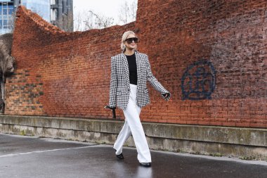 Paris, Fransa-Mart 01, 2019: sokak tarzı kıyafet-Caroline Daur Paris moda haftası sırasında bir moda gösterisi önce-Pfwfw19