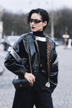 Paris, Fransa - 05 Mart 2019: Paris Moda Haftası sırasında sokak stili görünümü - Pfwfw19