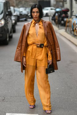 Milano, İtalya - 23 Şubat 2019: Milano Moda Haftası'nda bir defile öncesi sokak stili kıyafet modelleri, blogcular ve etkileyiciler - Mfwfw19 