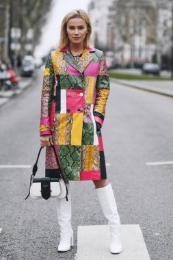 Paris, Fransa - 01 Mart 2019: Sokak stil kıyafeti - Julia Kuczynska bir defile sırasında Paris moda haftası - Pfwfw19 önce