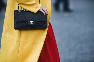 Paris, Fransa - 05 Mart 2019: Sokak stili kıyafet - Paris Moda Haftası sırasında bir defile den sonra Chanel çanta giyen kadın - Pfwfw19