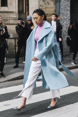 Paris, Fransa - 03 Mart 2019: Sokak stili kıyafet - Paris Moda Haftası sırasında bir defile sonra - Pfwfw19