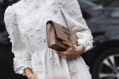 Paris, Fransa - 03 Mart 2019: Sokak stili kıyafet - Paris Moda Haftası sırasında bir defile sonra - Pfwfw19