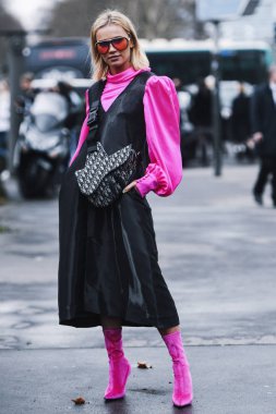 Paris, Fransa - 01 Mart 2019: Paris Moda Haftası sırasında bir defile öncesi sokak tarzı kıyafet - Pfwfw19