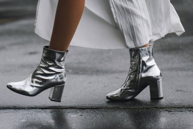 Paris, Fransa - 04 Mart 2019: Paris Moda Haftası sırasında sokak stili görünümü - Pfwfw19