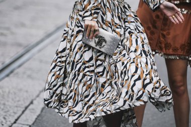 Milano, İtalya - 23 Şubat 2019: Milano Moda Haftası sırasında bir defile sonrası Sokak stili Çanta detayı - Mfwfw19
