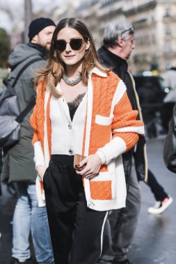 Paris, Fransa - 5 Mart 2019: Sokak stili kıyafet - Olivia Palermo Paris Moda Haftası sırasında bir defile önce - Pfwfw19