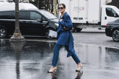 Paris, Fransa - 05 Mart 2019: Milano Moda Haftası'nda bir defile öncesi sokak stili kıyafet - Pfwfw19
