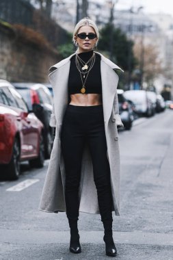 Paris, Fransa - 02 Mart 2019: Sokak stili kıyafet - Caroline Daur Paris Moda Haftası sırasında bir defile sonra - Pfwfw19