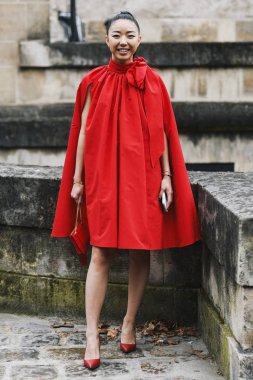 Paris, Fransa - 03 Mart 2019: Sokak stili kıyafet - Yuwei Zhangzou Paris Moda Haftası sırasında bir defile sonra - Pfwfw19