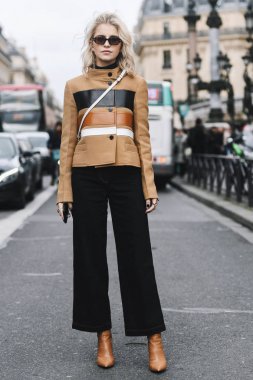 Paris, Fransa - 04 Mart 2019: Sokak stili kıyafet - Caroline Daur Paris Moda Haftası sırasında bir defile sonra - Pfwfw19