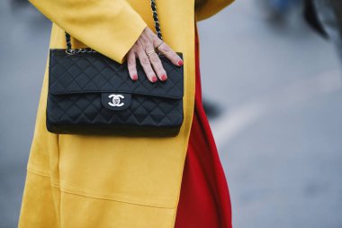 Paris, Fransa - 05 Mart 2019: Sokak stili kıyafet - Paris Moda Haftası sırasında bir defile den sonra Chanel çanta giyen kadın - Pfwfw19
