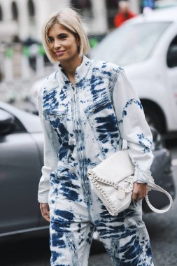 Paris, Fransa - 04 Mart 2019: Sokak stili kıyafet - Paris Moda Haftası sırasında bir defile sonrası Xenia Adonts - Pfwfw19